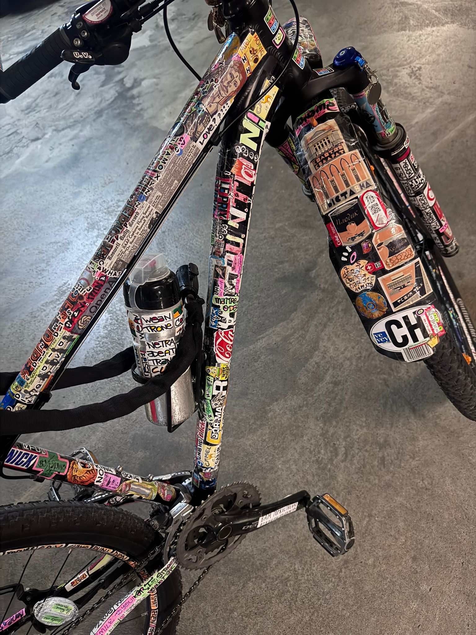Détail du cadre du vélo, composition dense d'autocollants
