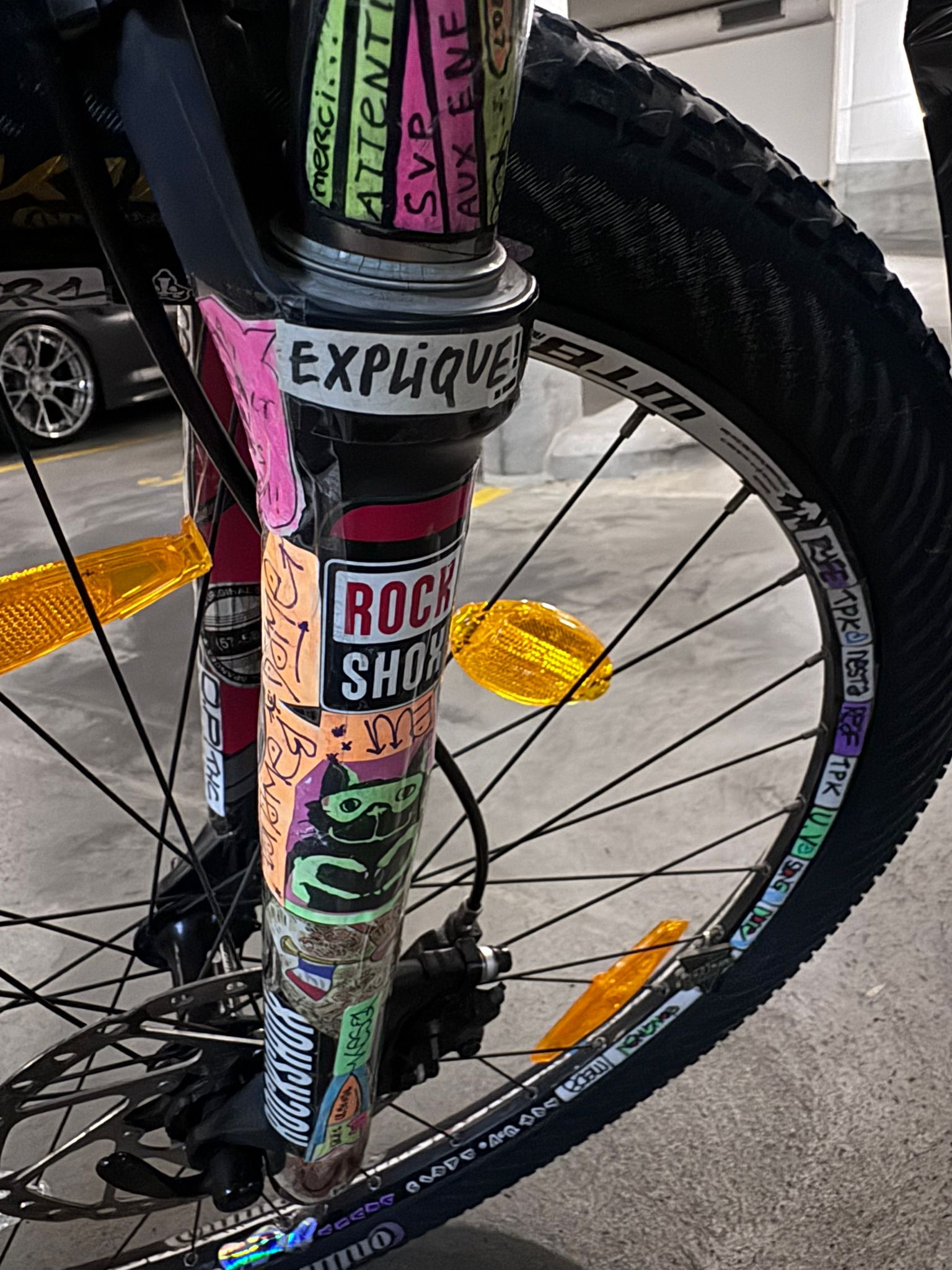 Fourche et roue du vélo, autocollants colorés