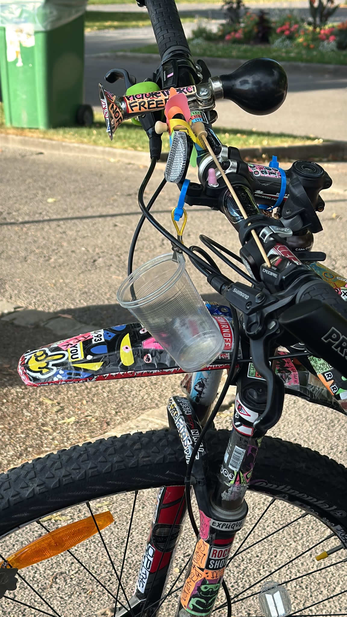 Guidon et potence du vélo, détails et messages peints