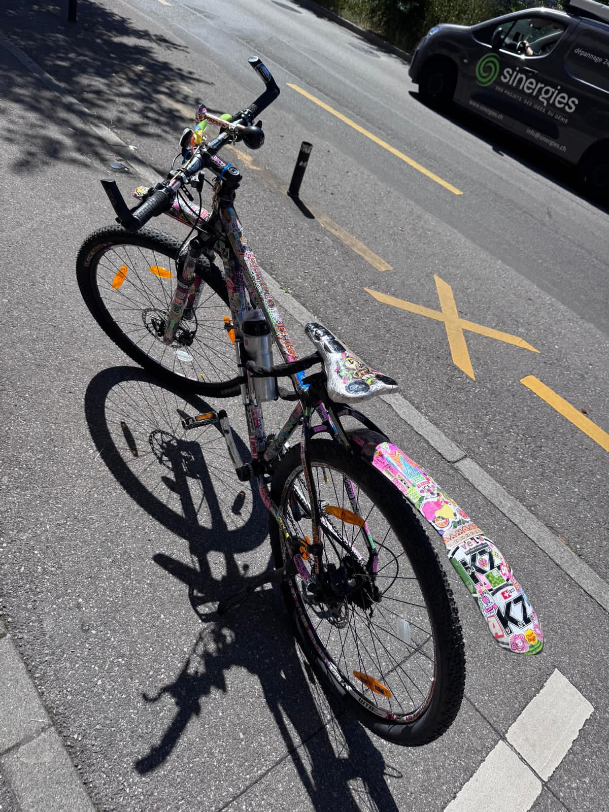 Vélo de Gwen, vue d'ensemble dans la rue à Vevey